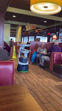 Le restaurant Denny's utilise des robots pour servir des plats