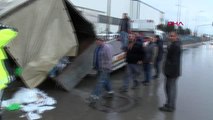 TUZLA'DA KONTROLDEN ÇIKAN KAMYONET DEVRİLDİ