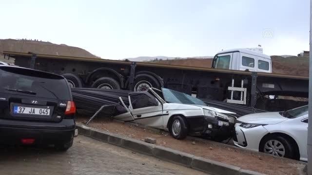 KIRIKKALE - Freni boşalan tırdaki tonlarca demir, araçların üzerine düştü