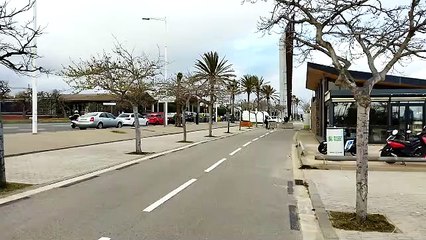 Aparcamientos vacíos junto a los restaurantes de las playas de Barcelona