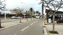 Aparcamientos vacíos junto a los restaurantes de las playas de Barcelona