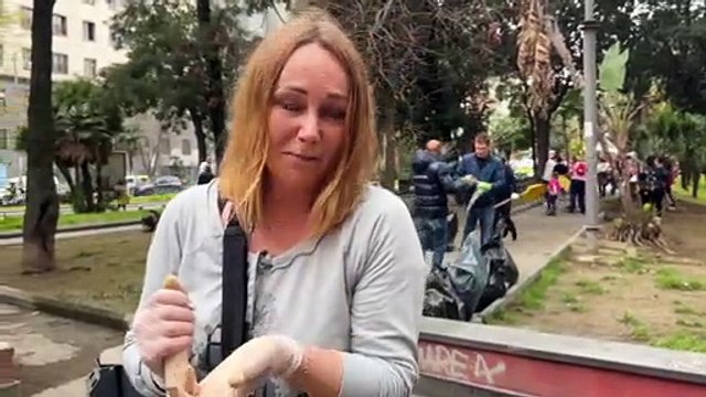 Napoli, profughi ucraini puliscono i giardini in piazza Cavour: Il nostro modo di ringraziarvi