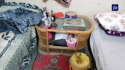 بعدما انهار سقف منزلها.. الثمانينية عناية وابنتها تعانيان قلة الحيلة