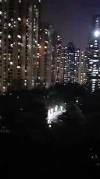 Les gens crient depuis leurs appartements à Shanghai (confinement en Chine)