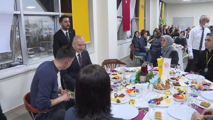 Ulaştırma ve Altyapı Bakanı Karaismailoğlu, PTT çalışanlarıyla iftarda buluştu