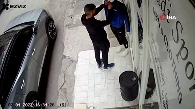Cansız mankenin üstündeki eşofmanı çaldı, dükkâna selam verip kaçtı