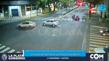 Así fue el tremendo impacto en 7 y 50 en donde un auto dio de lleno contra un semáforo