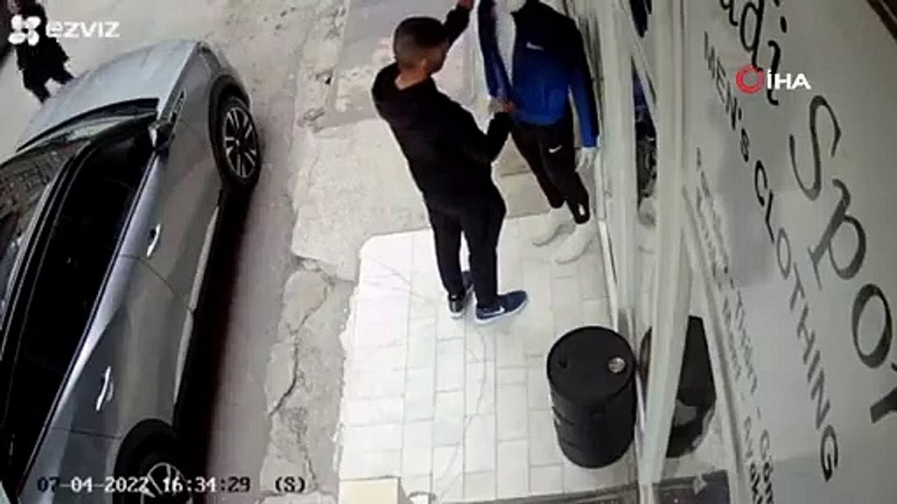 Hırsızın rahatlığı pes dedirtti! Mankenin üstündeki eşofmanı çaldı, selam verip kaçtı