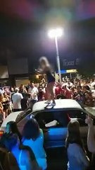 Vídeos mostram jovem dançando em cima de veículo em festa no centro de Pérola