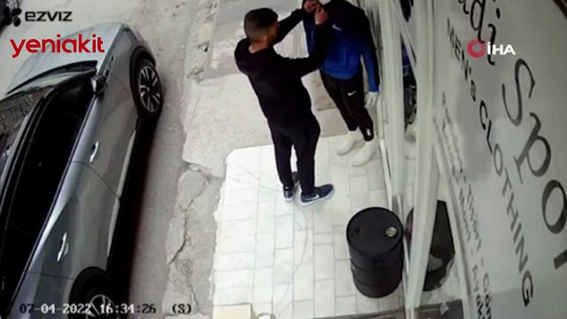 İlginç anlar kamerada! Mankenin üzerindeki elbiseyi çaldı, selam verip kaçtı