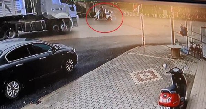 MOTOSİKLET SÜRÜCÜSÜ DEVRİLEN TIR'IN ALTINDA KALMAKTAN SANİYELERLE KURTULDU