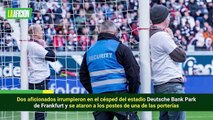 Dos aficionados se amarran a la portería durante el Frankfurt vs Friburgo