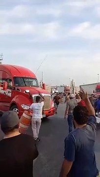Transportistas bloquean puente de Pharr del lado mexicano