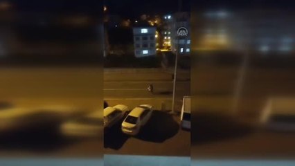 Şiddetli rüzgarın bazı çatıları uçurması nedeniyle 10 araç zarar gördü