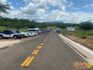 João Azevêdo inaugura estrada de Ramada e autoriza construção de ginásio em São Francisco