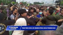 Pegiat Media Sosial Ade Armando Dipukuli Massa di Gedung DPRI RI Senayan Jakarta