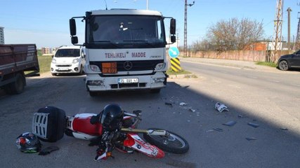 Motosikletin tankerle kafa kafaya çarpıştığı kaza kamerada