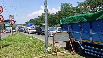 Aksi Pendemo Blokade Jembatan Suramadu Sisi Bangkalan