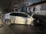Sancaktepe'de otomobil taksiye ve elektrik direğine çarptı, bölgede kısa süre elektrik kesildi