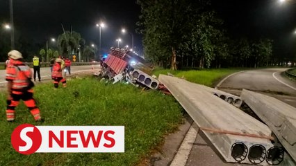 Скачать видео: Lorry driver crushed to death by concrete slabs after vehicle skids