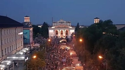 Vídeo mostra Mariupol há seis meses. Ruas em festa e sem guerra