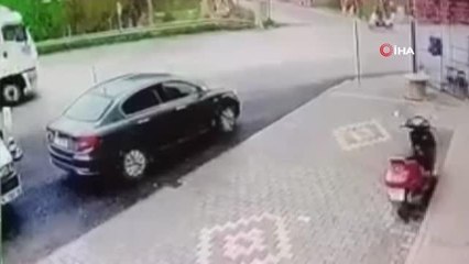 Motosiklet sürücüsü devrilen tırın altında kalmaktan kıl payı kurtuldu