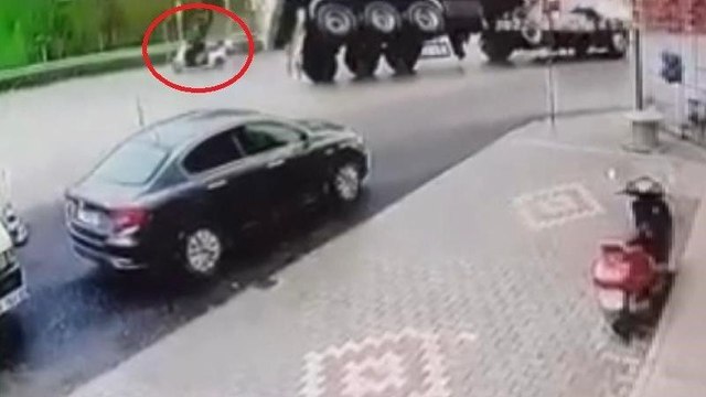 TIR’ın altında kalmaktan kıl payı kurtuldu