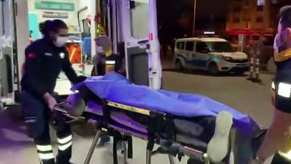 Yolda yürürken tanımadığı kişi tarafından bıçaklandı