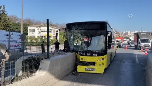 İETT otobüsü Avcılar gişelerinde beton bariyere çarptı