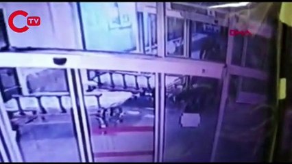 Ev arkadaşlarını öldürüp hastaneye bıraktılar