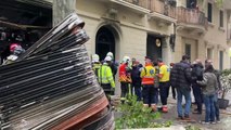 Los servicios de emergencias, en el lugar del incendio del Eixample