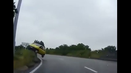 VÍDEO: Pierde el control en una curva y acaba en lo alto de unas protecciones ¡sin daños!