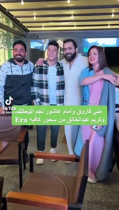 منى فاروق تحرج فنان شاب بعد وضعه يده على كتفها....