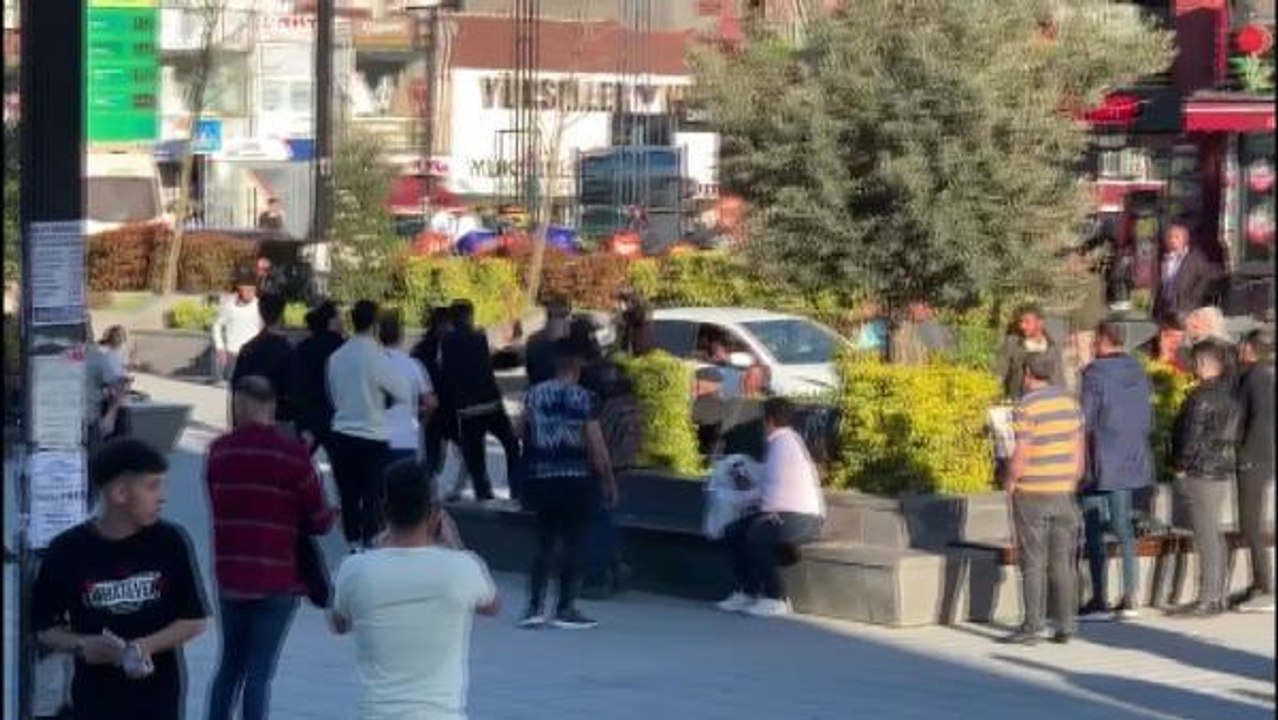 ESENYURT MEYDANI'NDA YUMRUK YUMRUĞA KAVGA