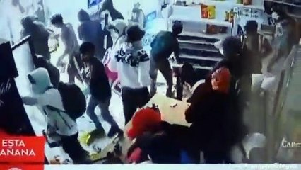 Malî bir çöküşle karşı karşıya olan Güney Amerika ülkesi Peru'da marketler yağmalanıyor.