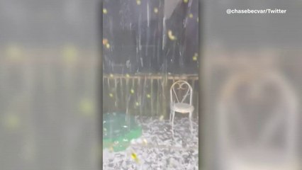 Dans l'Arkansas, un habitant filme de gros grêlons s'abattre sur sa terrasse