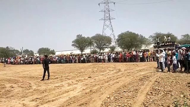 हेलीकॉप्टर से हुई दुल्हन की विदाई, देखने उमड़े ग्रामीण