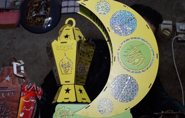 قبطي يصنع فوانيس رمضان في مصر  ويجسّد روح التآخي والتعايش!
