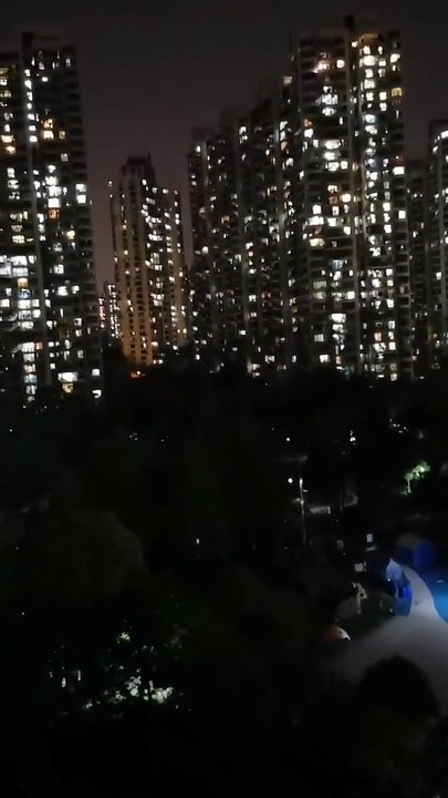 Coronavirus: A Shanghai, des habitants contestent ouvertement le confinement de la ville en criant aux fenêtres de leurs appartements - Regardez