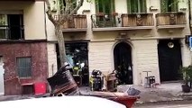 Los bomberos sacan la runa del edificio incendiado del Eixample