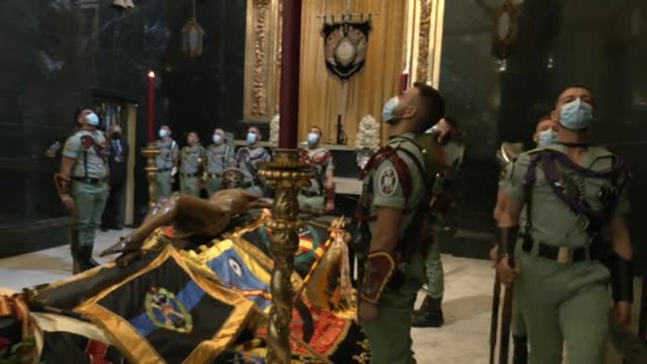 Los legionarios custodian su Cristo de la Buena Muerte con mascarilla