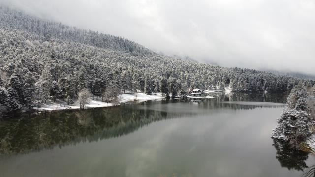 Gölcük ve Abant tabiat parkları nisanda karla kaplandı