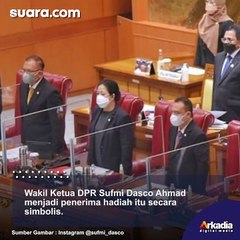 Diberi Korek Kuping Jumbo oleh Mahasiswa, Pimpinan DPR: Nanti Saya Simpan Sebagai Kenang-kenangan