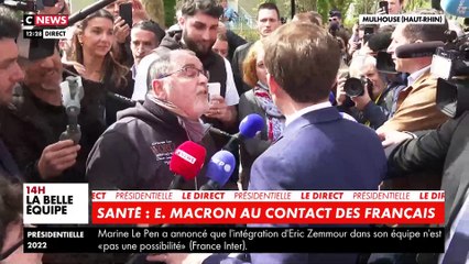 Скачать видео: Regardez l'échange tendu entre le président Emmanuel Macron et des soignants lors de son déplacement à Mulhouse - VIDEO