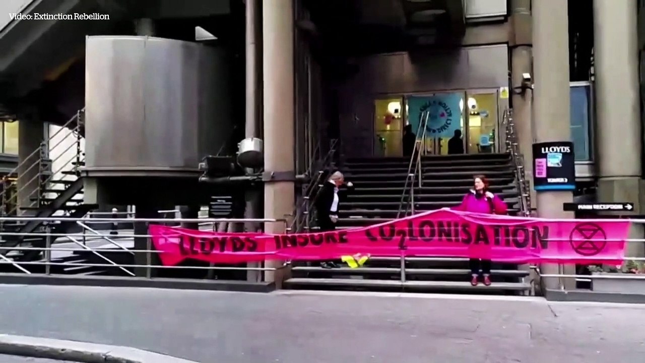 Extinction Rebellion block entrance to Lloyds of London