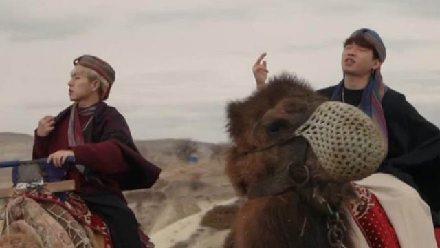 Güney Koreli müzik grubu Kapadokya develerine şarkı yaptı