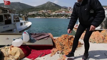 Datça'da kadın balıkçı ağlarını kendi tamir ediyor