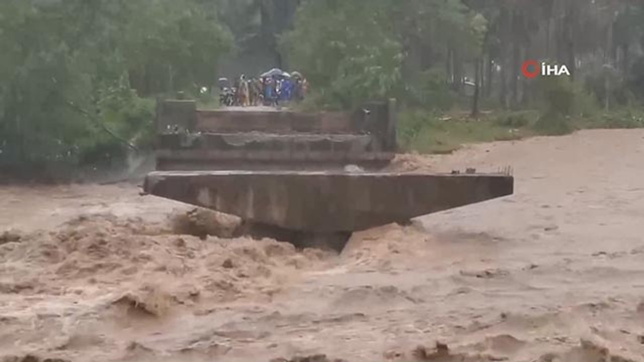 Filipinler'i vuran tropikal fırtınada can kaybı 42'ye yükseldi