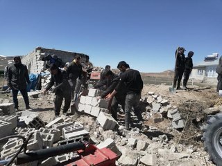 VAN'DA KUVVETLİ RÜZGARDA GARAJ DUVARI 2 TRAKTÖRÜN ÜZERİNE YIKILDI