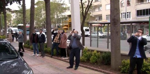 Çatıya intihar etmek için çıkan şahsı görüntülemek isteyen vatandaşlar birbirleriyle yarıştı